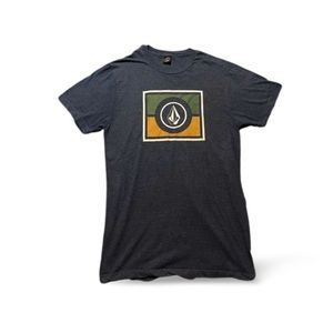 VOLCOM BRAND
MEN’S VOLCOM LOGO TEE WITH SQUARE DESIGN